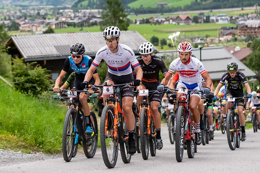 Schon früh im Rennen legten die starken Tschechen das Renntempo vor (Foto: Bike Night Flachau/Jasmin Walter)