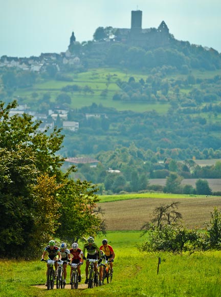 Mehrere hundert Langstrecken-Mountainbiker werden am Fuße des Dünsbergs erwartet