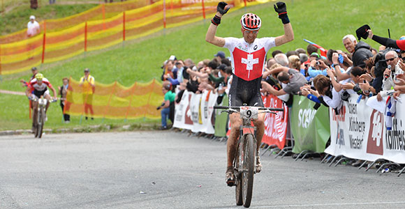 Weltmeister Christoph Sauser im Ziel, knapp dahinter der Tiroler Alban Lakata