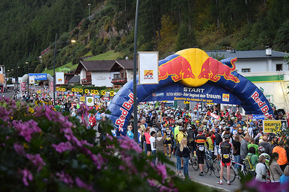 Über 4.000 Teilnehmer am Start, 4 Pässe, 238 Kilometer, 5.500 Höhenmeter (Bild: Ötztaler Radmarathon