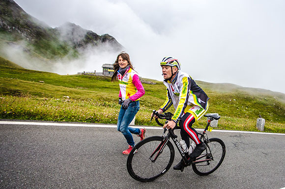 Christoph Strasser unterwegs mit Fanunterstützung (Foto: Felix Roittner/Race Around Austria)