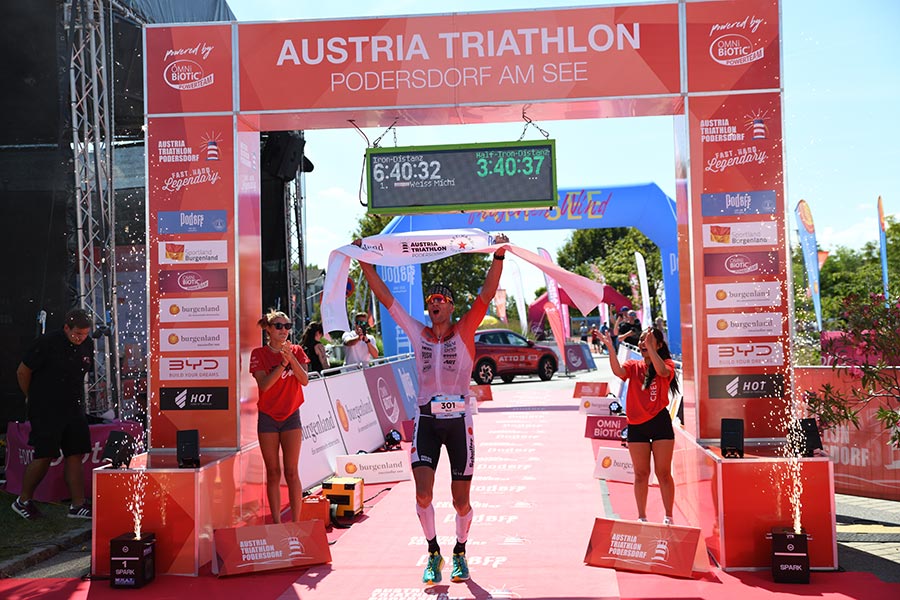 Sieger Halbdistanz Michael Weiss (Bild: Austria Triathlon Podersdorf/Scheitl)