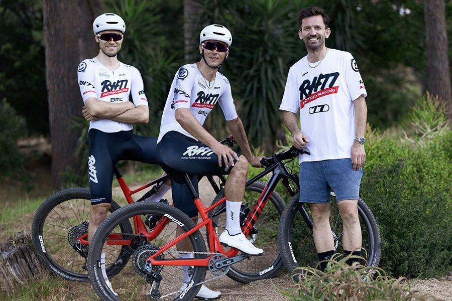 RH77 mit Spitzenduo beim Cape Epic: Felix Ritzinger, Johnny Hoogerland, Teamchef René Haselbacher (Foto: RH77)