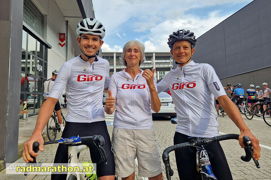 Gesamtsieger 2024 Mauricio Cuartas und Julia Jedelhauser, dazwischen GDD-Präsidentin Bettina Ravanelli