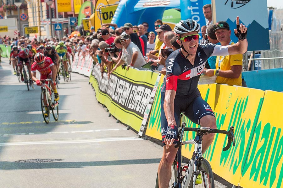 Der Südafrikaner Robert Tanner gewann vor Tausenden Besuchern die Grieskirchen-Etappe 2015 (Foto: Expa Pictures)