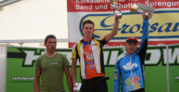 Siegerehrung Medium-Distanz: 2. Petr Cirkl, 1. Daniel Hochstraßer, 3. Pavel Barton (Foto: privat)