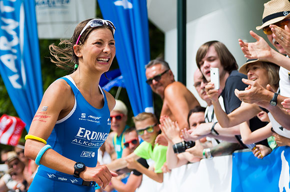 Eva Wutti läuft beim Ironman Austria ins Ziel (Foto: Getty Images)	