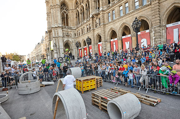 Tausende Zuschauer bewunderten die Zweirad-Artisten (Foto: U. Mayrhuber)