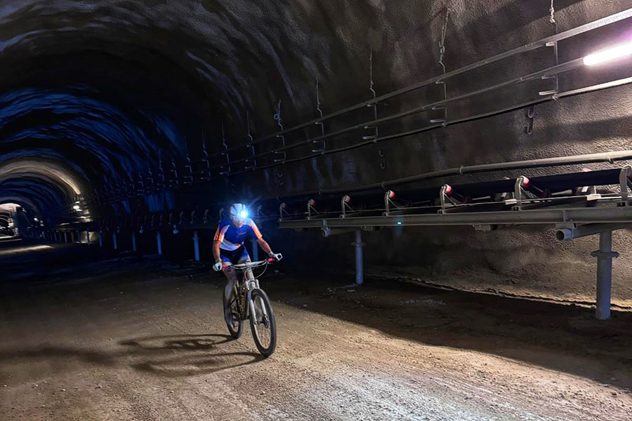 Lukas Kaufmann unterwegs auf der Bergaufstrecke im Tunnel (Foto: Bernegger.at)