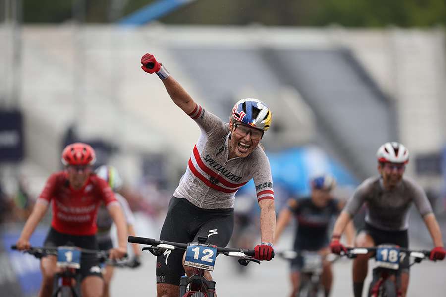 Laura Stigger triumphiert im Zielsprint (Fotos: UCI Mountain Bike World Series)
