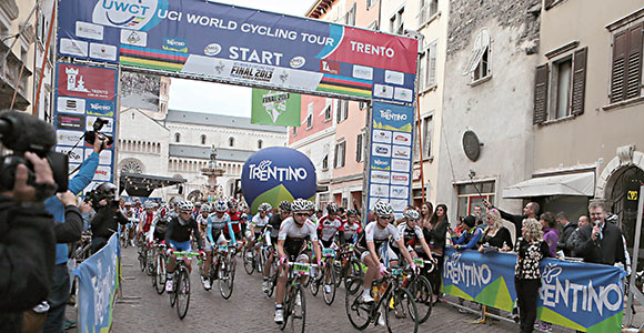Start Gran Fondo im Zentrum von Trento (Bild: Newspower.it)